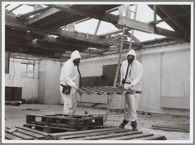 WAT001016560 Asbest sanering in de voormalige loods van Autoschadebedrijf Rob Gijsen aan de Kanaaldijk.