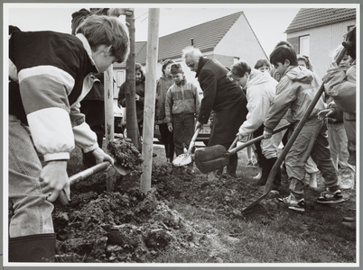 WAT001016556 Boomplantdag. Schoolkinderen helpen mee met het planten van boompjes.