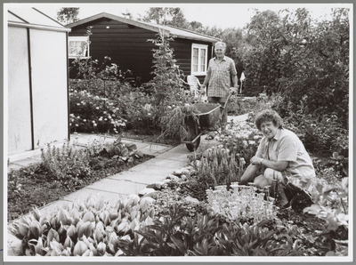 WAT001016561 Foto: Harry en Gerry Hartkamp tuinieren al bijna dertig j aar op een volkstuin. Ze verbouwen er vooral hun ...