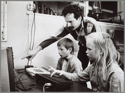 WAT001016690 Docent Kees van Waaien met leerlingen. Hij gebruikt de computer als een belangrijk hulpmiddel in de ...