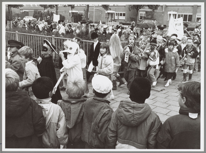 WAT001016721 5-jarig bestaan De Saffier.Verklede kinderen vieren feest.