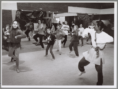 WAT001016763 De Bolder Derde Werelddag. Professionele dansers leren de kinderen een traditionele dans uit ...