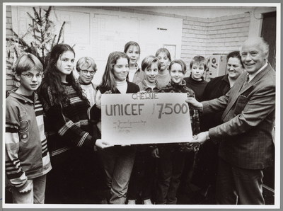 WAT001016812 J. v. Egmondcollege bedrag voor Unicef. Leerlingen overhandigen een cheque ter waarde van 7500 gulden aan ...