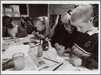 WAT001016813 Tegeltjes maken Augustinusschool. Lerares Irma Morselt helpt de leerlingen.