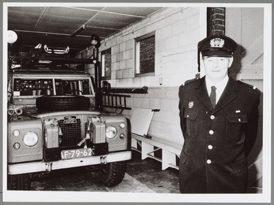 WAT001016835 Piet Bakker bij de brandweerwagen van Warder. Piet Bakker, in Warder beter bekend onder zijn bijnaam Piet ...