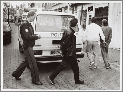 WAT001016839 Politieinval koffieshop l'Esprit. Twee arrestanten worden afgevoerd in de Peperstraat. Het zijn de ...