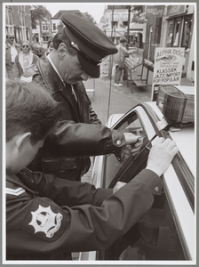 WAT001016880 Jammer, autosleutels in politieauto laten zitten.