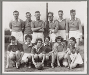 WAT001016933 Kampioenschap seizoen 1958-1959 korfbalvereniging B.E.P., promotie naar 2e klas.Foto v.l.n.r.achterste rij ...