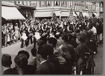 WAT001016940 Intocht wandelaars met medewerking van de muziekkorps.