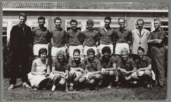 WAT001016944 Korfbalvereniging B.E.P. promotie naar eerste klas, kampioenschap seizoen 1963-1964.Heren v. l.n.r.: Klaas ...