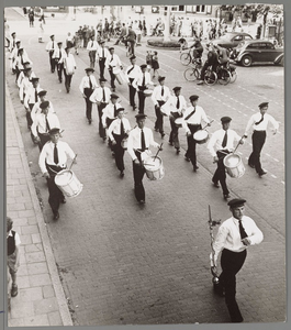 WAT001016946 Intocht wandelaars met medewerking van een muziekkorps.