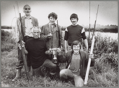 WAT001016961 Rietbos beker vissen.V.l.n.r. achterste rij: Kees de Jong, Cor Langenberg en Willem Langenberg.V.l.n.r. ...