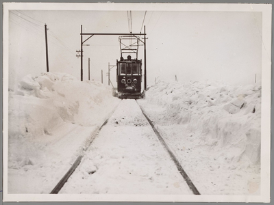 WAT001017056 Winter 1940, de elektrische tram had veel moeite om door de sneeuw te komen.Baanvak Purmerend-Amsterdam.