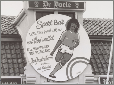 WAT001017047 Reclame poster met de beeltenis van Ruud Gullit.In café de Doel werden alle voetbalwedstrijden live op een ...