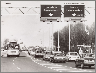 WAT001017082 Een beeld van het spitsverkeer bij de afslag naar Purmerend bij het Schouw. Rijen auto's wachten op ...