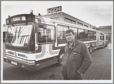 WAT001017098 De NZH begon in november 1988 een proef met de zogenaamde mega-bus. Deze verlengde gelede bus heeft een ...