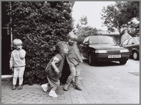 WAT001017126 Foto: Marjo Reuver maakt zich zorgen om de verkeersveiligheid van haar kinderen, die van ach ter de schuur ...