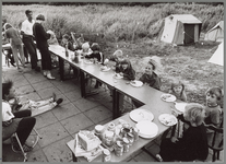 WAT001017219 Kinderparadijs, ontbijt na de kampeernacht. (NNC 1-8-1986 -p. 14)