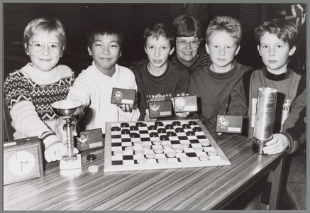 WAT001017280 Het team van basisschool Olympia is gisteren winnaar geworden van het scholendamtoernooi in Purmerend. ...