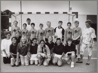WAT001017304 Foto: De winnende teams van het Purmerendse schoolhandbaltoernooi. De jongens van De Rietgors en de ...