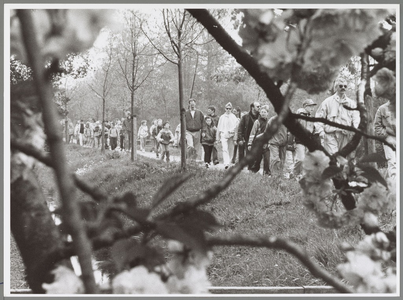 WAT001017353 2.114 mensen liepen zaterdag 27 april 1991 de vijf, tien of vijftien kilometer door de polder langs de ...