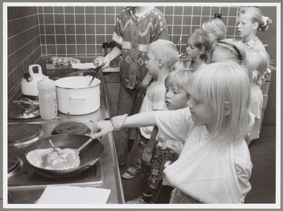 WAT001017398 Kokkerellen in de Sociaal cultureel centrum De Bolder.Foto: Kinderen bakten gisteren pannenkoeken tijdens ...