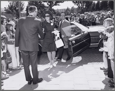 WAT001017456 Voor Taborkerk. Werkbezoek H.K.H. Prinses Beatrix en Prins Claus aan Purmerend. Burgemeester J.A.C. van ...