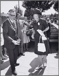 WAT001017457 Voor Taborkerk. Werkbezoek H.K.H. Prinses Beatrix en Prins Claus aan Purmerend. Burgemeester J.A.C. van ...