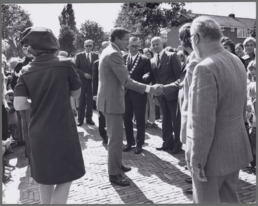 WAT001017458 Voor Taborkerk. Werkbezoek H.K.H. Prinses Beatrix en Prins Claus aan Purmerend.Foto v.l.n.r.; H.K.H. ...