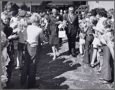 WAT001017462 Voor Taborkerk. Werkbezoek H.K.H. Prinses Beatrix en Prins Claus aan Purmerend. Prinses Beatrix met Burg. ...