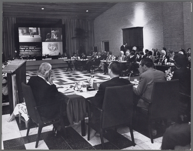 WAT001017466 Taborkerk. Werkbezoek H.K.H. Prinses Beatrix en Prins Claus aan Purmerend. Overzicht zaal bij vertoning ...