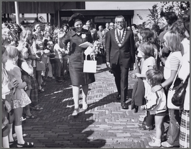 WAT001017460 Voor Taborkerk. Werkbezoek H.K.H. Prinses Beatrix en Prins Claus aan Purmerend. Prinses Beatrix met Burg. ...