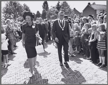 WAT001017461 Voor Taborkerk. Werkbezoek H.K.H. Prinses Beatrix en Prins Claus aan Purmerend. Prinses Beatrix met Burg. ...