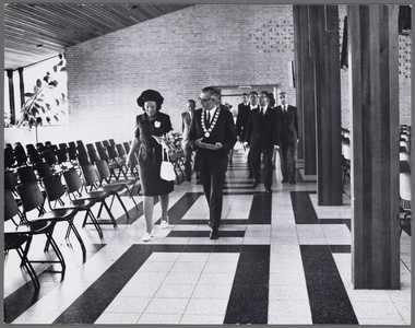 WAT001017464 Taborkerk. Werkbezoek H.K.H. Prinses Beatrix en Prins Claus aan Purmerend. Prinses Beatrix vergezeld door ...