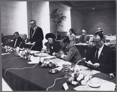 WAT001017469 Taborkerk. Werkbezoek H.K.H. Prinses Beatrix en Prins Claus aan Purmerend.Foto 1e rij v.l.n.r : wethouder ...