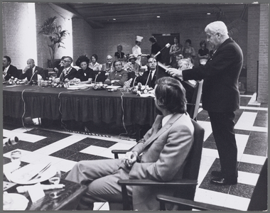 WAT001017471 Taborkerk. Werkbezoek H.K.H. Prinses Beatrix en Prins Claus aan Purmerend. Toespraak van M.J. Boelse, ...