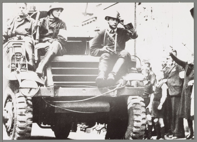 WAT001017525 Pantservoertuig met een aantal soldaten worden juichend binnengehaald. Bevrijding.