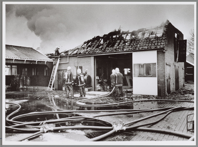 WAT001017556 Timmerbedrijf uitgebrand.Brandweer blust nog na.