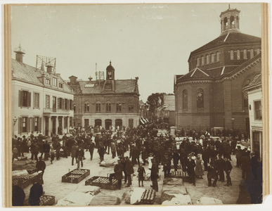 WAT001017669 Kaasmarkt.Links het oude Stadhuis te Purmerend, afgebroken in 1911. Het gebouw is eerder tweemaal verbouwd ...