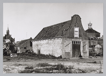 WAT001017708 Pakhuis van J.G. Meines-Huisman vlak voor de sloop.Links de Lutherse kerk aan de Hoogstraat nummer 10 en ...