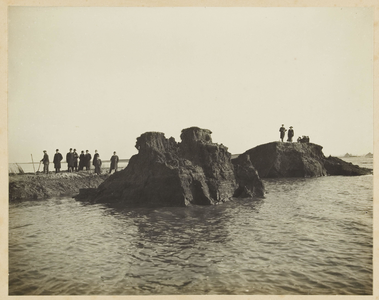 WAT001017778 Als gevolg van een zware noordwester storm brak in januari 1916 de Waterlandse Zeedijk tussen Monnickendam ...