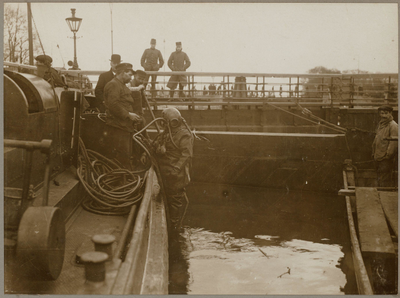 WAT001017924 Als gevolg van een zware noordwester storm brak in januari 1916 de Waterlandse Zeedijk tussen Monnickendam ...