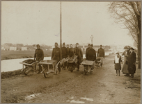 WAT001017933 Als gevolg van een zware noordwester storm brak in januari 1916 de Waterlandse Zeedijk tussen Monnickendam ...