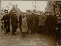 WAT001017936 Als gevolg van een zware noordwester storm brak in januari 1916 de Waterlandse Zeedijk tussen Monnickendam ...