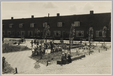 WAT001017971 Speelplantsoen met de kinderen hoek Roerdompstraat Raadhuistraat.