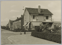 WAT001018216 Particuliere bouw aan de Roerdompstraat nummer 9 hoek met Lepelaarstraat. Helemaal op de achtergrond de ...