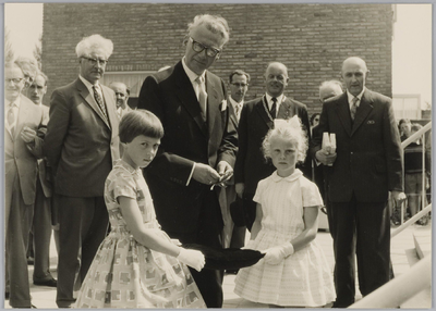 WAT001018278 Opening postkantoor. Op de foto: Enkele ogenblikken voor de officiële opening van het nieuwe P.T.T.- ...