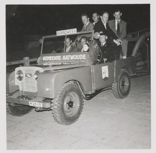 WAT001018364 Overdracht Trekker manschappenwagen aan de vrijwillige brandweer.Krant 14 augustus 1959.Maandagavond waren ...
