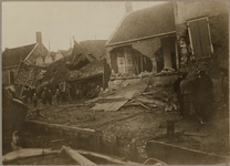 WAT001017918 Als gevolg van een zware noordwester storm brak in januari 1916 de Waterlandse Zeedijk tussen Monnickendam ...