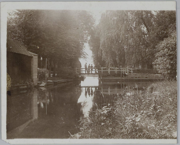 WAT001017940 Keeringbrug Landsmeer. J. Geristra Hillegon. Brug in de Dorpsstraat. Het oude postkantoor (nu Rykers) ...